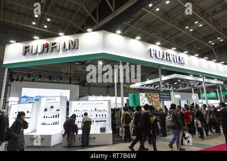 Yokohama, Japon. 28 Février, 2019. Les visiteurs se réunissent au cours de l'imagerie photo & Caméra CP Show 2019 au Pacifico Yokohama. L'exposition présente CP les dernières technologies pour les caméras et appareils photo imaging au Japon en 1 148 stands des exposants. Les organisateurs attendent d'attirer 70 000 visiteurs durant les quatre jours de spectacle. L'exposition de cette année a lieu à l'Pacifico Yokohama et OSANBASHI Hall et se poursuivra jusqu'au 3 mars. Credit : Rodrigo Reyes Marin/ZUMA/Alamy Fil Live News Banque D'Images