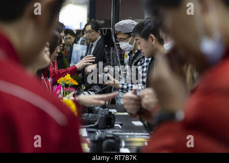 Yokohama, Japon. 28 Février, 2019. Les visiteurs tester les appareils Canon au cours de l'imagerie photo & Caméra CP Show 2019 au Pacifico Yokohama. L'exposition présente CP les dernières technologies pour les caméras et appareils photo imaging au Japon en 1 148 stands des exposants. Les organisateurs attendent d'attirer 70 000 visiteurs durant les quatre jours de spectacle. L'exposition de cette année a lieu à l'Pacifico Yokohama et OSANBASHI Hall et se poursuivra jusqu'au 3 mars. Credit : Rodrigo Reyes Marin/ZUMA/Alamy Fil Live News Banque D'Images