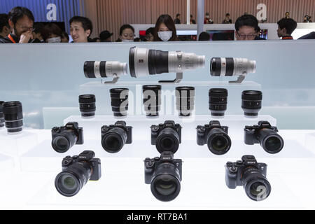 Yokohama, Japon. 28 Février, 2019. Objectifs Sony et les appareils photo numériques de l'afficheur pendant l'appareil CP & Photo Imaging Show 2019 au Pacifico Yokohama. L'exposition présente CP les dernières technologies pour les caméras et appareils photo imaging au Japon en 1 148 stands des exposants. Les organisateurs attendent d'attirer 70 000 visiteurs durant les quatre jours de spectacle. L'exposition de cette année a lieu à l'Pacifico Yokohama et OSANBASHI Hall et se poursuivra jusqu'au 3 mars. Credit : Rodrigo Reyes Marin/ZUMA/Alamy Fil Live News Banque D'Images