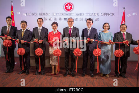 Bangkok, Thaïlande. 28 Février, 2019. Chef de l'exécutif de la Région administrative spéciale de Hong Kong (RASHK) Carrie Lam (4L) et vice-premier ministre de la Thaïlande Somkid Jatusripitak (4e R) couper un ruban lors de la cérémonie d'ouverture du bureau économique et commercial de Hong Kong (ETO) à Bangkok, à Bangkok, capitale de la Thaïlande, le 28 février 2019. Le Bureau économique et commercial de Hong Kong (ETO) a été inauguré à Bangkok le jeudi pour approfondir les relations économiques et commerciales et la coopération. Credit : Zhang Keren/Xinhua/Alamy Live News Banque D'Images