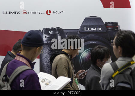 Yokohama, Japon. 28 Février, 2019. Les visiteurs se réunissent au cours de l'imagerie photo & Caméra CP Show 2019 au Pacifico Yokohama. L'exposition présente CP les dernières technologies pour les caméras et appareils photo imaging au Japon en 1 148 stands des exposants. Les organisateurs attendent d'attirer 70 000 visiteurs durant les quatre jours de spectacle. L'exposition de cette année a lieu à l'Pacifico Yokohama et OSANBASHI Hall et se poursuivra jusqu'au 3 mars. Credit : Rodrigo Reyes Marin/ZUMA/Alamy Fil Live News Banque D'Images