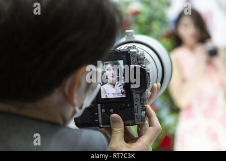 Yokohama, Japon. 28 Février, 2019. Un homme prend des photos d'un modèle au cours de l'imagerie photo & Caméra CP Show 2019 au Pacifico Yokohama. L'exposition présente CP les dernières technologies pour les caméras et appareils photo imaging au Japon en 1 148 stands des exposants. Les organisateurs attendent d'attirer 70 000 visiteurs durant les quatre jours de spectacle. L'exposition de cette année a lieu à l'Pacifico Yokohama et OSANBASHI Hall et se poursuivra jusqu'au 3 mars. Credit : Rodrigo Reyes Marin/ZUMA/Alamy Fil Live News Banque D'Images