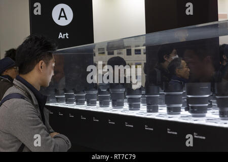 Yokohama, Japon. 28 Février, 2019. Un homme regarde les lentilles au cours de l'Art Sigma Appareil photo CP & Photo Imaging Show 2019 au Pacifico Yokohama. L'exposition présente CP les dernières technologies pour les caméras et appareils photo imaging au Japon en 1 148 stands des exposants. Les organisateurs attendent d'attirer 70 000 visiteurs durant les quatre jours de spectacle. L'exposition de cette année a lieu à l'Pacifico Yokohama et OSANBASHI Hall et se poursuivra jusqu'au 3 mars. Credit : Rodrigo Reyes Marin/ZUMA/Alamy Fil Live News Banque D'Images