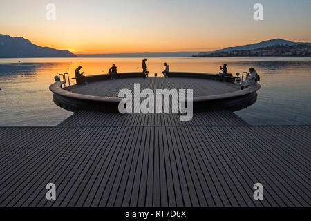 Montreux, Suisse. 28 Février, 2019. Le soleil se couche sur le Lac Léman à Montreux, Suisse ce soir à la fin d'une chaude journée ensoleillée. Credit : Phil Rees/Alamy Live News Banque D'Images