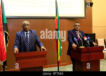 (190228) -- KHARTOUM, 28 février 2019 (Xinhua) -- Le Vice-président du Soudan Osman Mohamed Yousif Kibir (L) et vice-Premier Ministre éthiopien Demeke Mekonnen assister à une conférence de presse commune après la signature des protocoles d'entente (PE) à Khartoum, au Soudan, le 28 février 2019. Le Soudan et l'Éthiopie le jeudi a signé des protocoles d'entente (PE) sur l'économie et du commerce dans les réunions du comité économique plus Sudanese-Ethiopian à Khartoum. (Xinhua/Mohamed Khidir) Banque D'Images