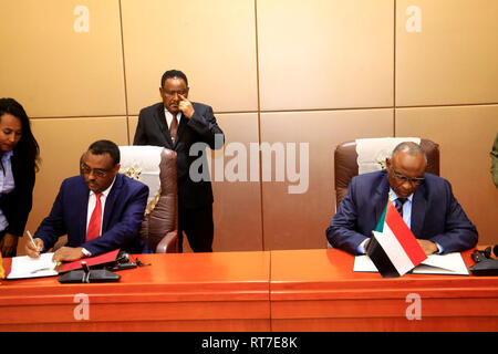 (190228) -- KHARTOUM, 28 février 2019 (Xinhua) -- Le Vice-président du Soudan Osman Mohamed Yousif Kibir (1e R, à l'avant) et le vice-Premier Ministre éthiopien Demeke Mekonnen (2L, à l'avant) signer des protocoles d'entente (PE) à Khartoum, au Soudan, le 28 février 2019. Le Soudan et l'Éthiopie le jeudi a signé des protocoles d'entente (PE) sur l'économie et du commerce dans les réunions du comité économique plus Sudanese-Ethiopian à Khartoum. (Xinhua/Mohamed Khidir) Banque D'Images