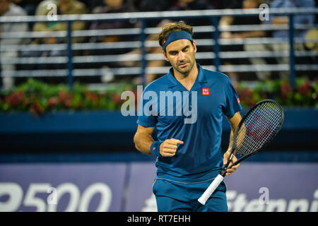Dubaï, Émirats arabes unis. 28 février 2019. L'ancien no. 1 Roger Federer Suisse célèbre un point pendant sa 5 sets gagne contre le Hongrois Marton Fucsovics en quart de finale du 2019 Dubai Duty Free Tennis Championships 2019. Chassant son 8e et 100e ATP Dubaï globale titre, Federer a gagné 7-6 (8-6), 6-4 Crédit : Feroz Khan/Alamy Live News Banque D'Images