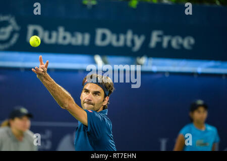 Dubaï, Émirats arabes unis. 28 février 2019. L'ancien no. 1 de la suisse Roger Federer sert durant ses deux manches de gagner contre le Hongrois Marton Fucsovics en quart de finale du 2019 Dubai Duty Free Tennis Championships 2019. Chassant son 8e et 100e ATP Dubaï globale titre, Federer a gagné 7-6 (8-6), 6-4 Crédit : Feroz Khan/Alamy Live News Banque D'Images