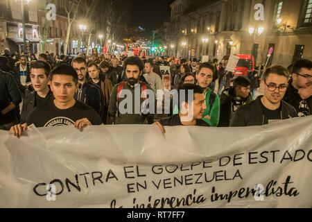 Madrid, Espagne. 28 Février, 2019. Marche contre l'intervention militaire des États-Unis au Venezuela '¨¨' intervention aucune guerre à Madrid en Espagne. Dans l'image les gens avec un grand placard '¨contre coup d'État militaire au Venezuela"¨ Crédit : Alberto Ramírez Sibaja/Alamy Live News Banque D'Images