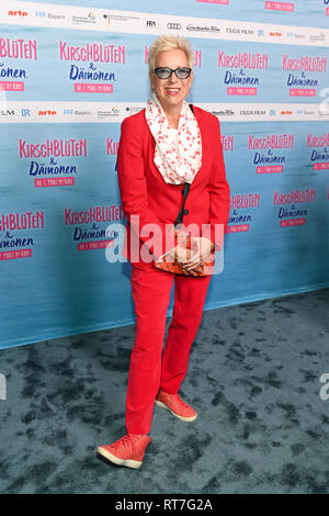 28 février 2019, Bavaria, Munich : Doris Dörrie, directeur, vient à l'Astor Film Lounge pour la première du film 'les cerisiers en fleurs et les démons'. Le film sortira dans les salles allemandes sur 07.03.2019. Photo : Tobias Hase/dpa Banque D'Images