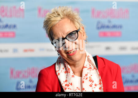 28 février 2019, Bavaria, Munich : Doris Dörrie, directeur, vient à l'Astor Film Lounge pour la première du film 'les cerisiers en fleurs et les démons'. Le film sortira dans les salles allemandes sur 07.03.2019. Photo : Tobias Hase/dpa Banque D'Images