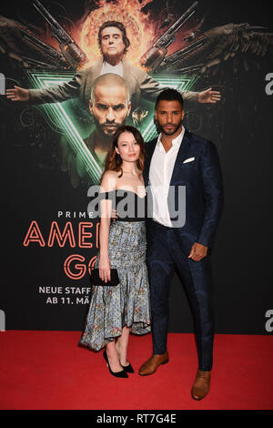 28 février 2019, Bavaria, Munich : l'acteur britannique Ricky Whittle et actrice australienne Emily Browning sont sur le tapis rouge pour le film American Gods - Saison 2 au Gloria Palace. La suite de la série 'American Gods' sera disponible sur Amazon Premier Video à partir du 11 mars. Photo : Felix Hörhager/dpa Banque D'Images