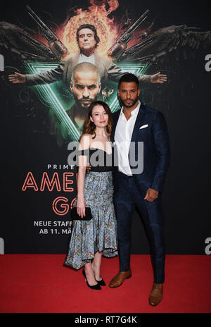 28 février 2019, Bavaria, Munich : l'acteur britannique Ricky Whittle et actrice australienne Emily Browning sont sur le tapis rouge pour le film American Gods - Saison 2 au Gloria Palace. La suite de la série 'American Gods' sera disponible sur Amazon Premier Video à partir du 11 mars. Photo : Felix Hörhager/dpa Banque D'Images