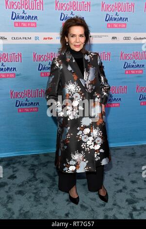 28 février 2019, Bavaria, Munich : Hannelore Elsner, actrice, vient à l'Astor Film Lounge pour la première du film 'les cerisiers en fleurs et les démons'. Le film sortira dans les salles allemandes sur 07.03.2019. Photo : Tobias Hase/dpa Banque D'Images