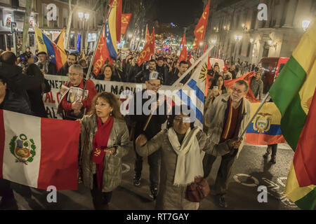 Madrid, Madrid, Espagne. 28 Février, 2019. Les protestataires sont vus holding drapeaux différents pendant la manifestation.protester contre l'intervention militaire des États-Unis au Venezuela, aucune intervention de la guerre à Madrid en Espagne. Credit : Alberto Sibaja SOPA/Images/ZUMA/Alamy Fil Live News Banque D'Images