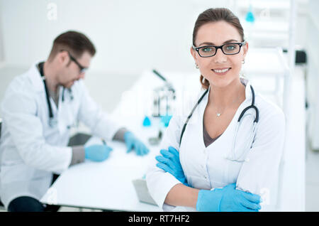 Femme scientifique sur l'arrière-plan du laboratoire Banque D'Images