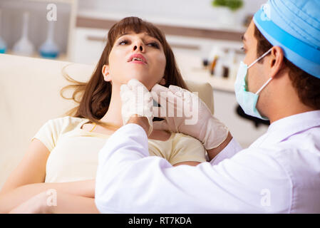 Jeune femme vister homme médecin oto-rhino-laryngologiste Banque D'Images