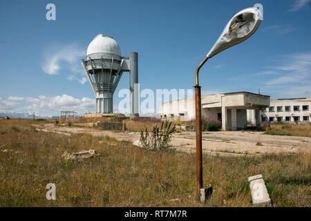 Télescope de 1,5 mètre avec bâtiment et travaux pratiques, l'hôtel Observatory, Turgen Assy Assy Plateau, Kazakhstan Banque D'Images