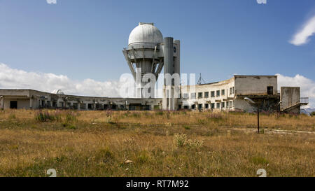 Bâtiment avec un grand télescope et de laboratoire, de l'hôtel Observatory, Turgen Assy Assy Plateau, Kazakhstan Banque D'Images