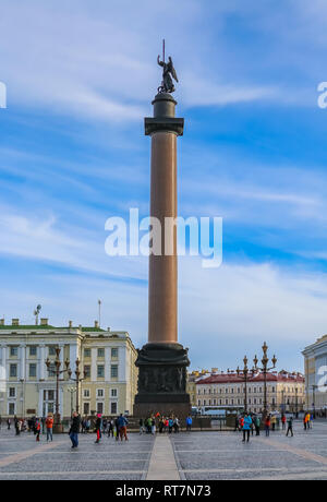 Saint Petersburg, Russie - 03 octobre, 2015 : Alexander colonne dans le centre de la Place du Palais en face du Palais d'hiver - Hermitage Banque D'Images