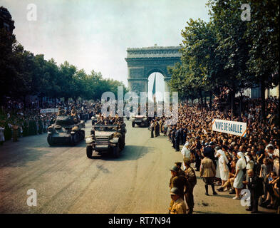 Des foules de patriotes français line les Champs Elysées pour voir les chars alliés et half-tracks passent par l'Arc du Triomphe, après Paris est libéré le 25 août 1944 Banque D'Images