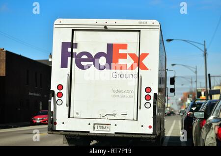 Chicago, Illinois, USA. La masse de Federal Express double camion de livraison est stationné sur une rue de la ville. Banque D'Images