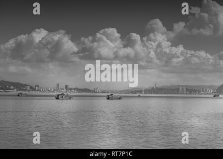 Ha Long Bay noir et blanc Banque D'Images
