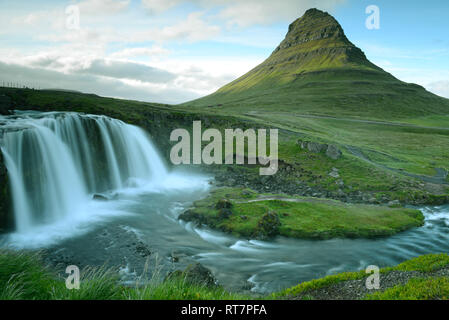 Kirkjufellsfoss Kirkjufell et dans le nord de l'Islande Banque D'Images