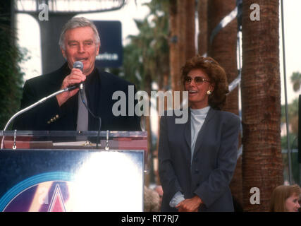 HOLLYWOOD, CA - 1 février : l'Acteur Charlton Heston et actrice Sophia Loren assister à la Hollywood Walk of Fame Cérémonie en l'honneur de Sophia Loren, le 1 février 1994 au 7060 Hollywood Boulevard à Hollywood, Californie. Photo de Barry King/Alamy Stock Photo Banque D'Images