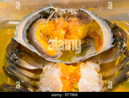 Les œufs de crabe mariné avec sauce de poisson, de fruits de mer thaï Banque D'Images