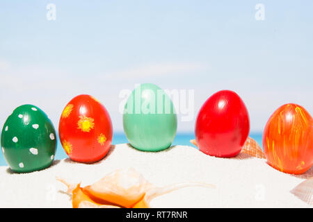 Pâques sur fond de plage tropicale. Des œufs sur le sable blanc. Locations et travel concept au printemps Banque D'Images