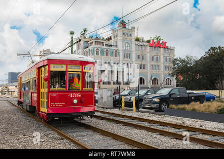 Tramway de La Nouvelle-Orléans, vue d'un tramway de La Nouvelle-Orléans en passant la Brasserie Jax bâtiment dans le quartier de la ville de fleuve, Louisiane, Etats-Unis. Banque D'Images