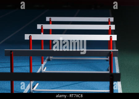 Rangée de sprint et de saut d'obstacles pour la formation sur la voie. Banque D'Images