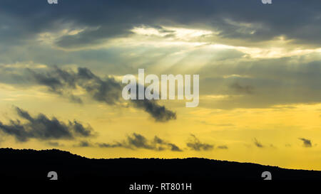 Du soleil à travers les nuages au coucher du soleil en Madayipara, près de Shanghai, Payangadi Banque D'Images