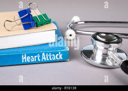 Crise cardiaque. Livre bleu sur une table de bureau gris. La communication et l'information Banque D'Images