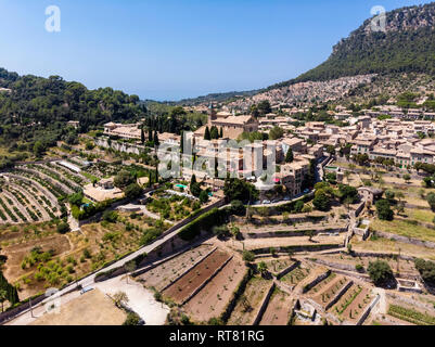 Espagne, Baléares, Mallorca, Valldemossa, église paroissiale Sant Baromeu et Cartuja de Valldemosa Banque D'Images