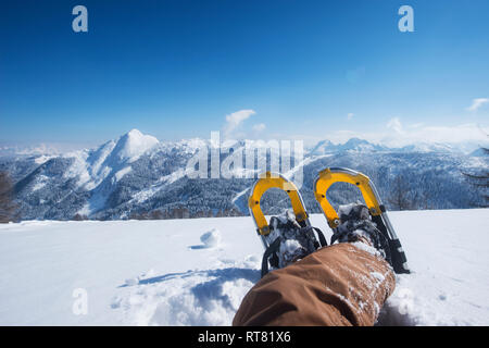 L'Autriche, Salzburg Altenmarkt-Zauchensee, état, l'homme avec les raquettes couché dans la neige profonde Banque D'Images