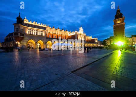 Pologne, Cracovie, ville la nuit, place principale de la vieille ville, Halle aux draps et tour de l'Hôtel de Ville Banque D'Images