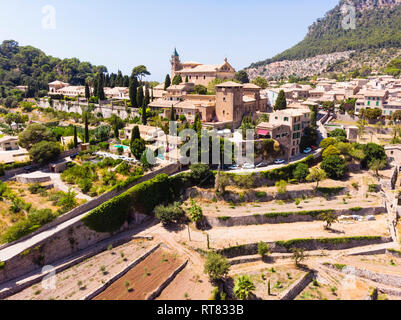 Espagne, Baléares, Mallorca, Valldemossa, église paroissiale Sant Baromeu et Cartuja de Valldemosa Banque D'Images