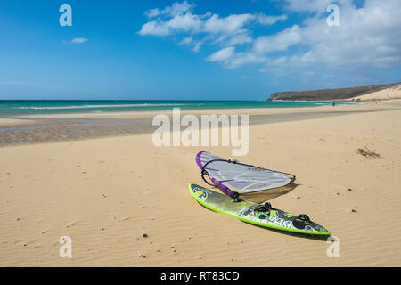 Espagne, Canaries, Fuerteventura, une planche de surf dans la région de lagoon sur Risco beach Banque D'Images