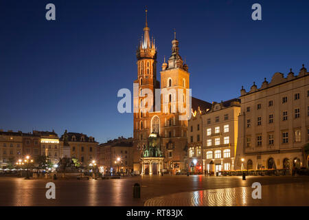 Pologne, Cracovie, vieille ville, sur les toits de la ville avec la Basilique Sainte-Marie de nuit Banque D'Images