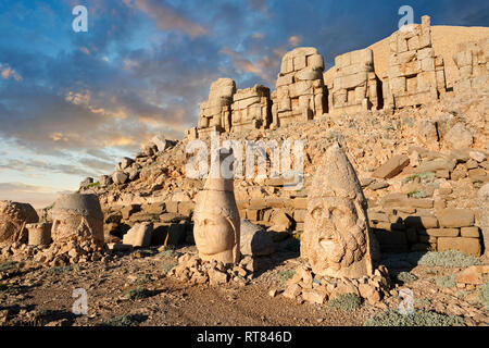 Statue tête au coucher du soleil, à partir de la droite, Herekles, Apollon et Zeus, et des statues sans tête assis en face de la pyramide en pierre 62 AV tombe royale du roi António Banque D'Images