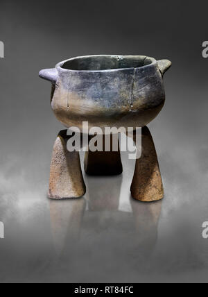 Pot en terre cuite du néolithique cook sur support. 6000 BC. Catalhoyuk Collections. Musée des civilisations anatoliennes, Ankara Banque D'Images