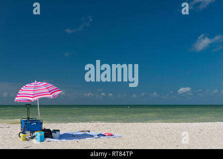 États-unis d'Amérique, Floride, Fort Myers, Sanibel Island, Sanibel, parasol et de la plage en face de la mer avec ciel bleu au-dessus Banque D'Images