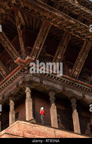 Le Népal, Vallée de Kathmandu, Bhaktapur, Taumadhi Tole, temple de Nyatapola, visiteur de haut niveau ci-dessous structure en bois peint sculpté Banque D'Images