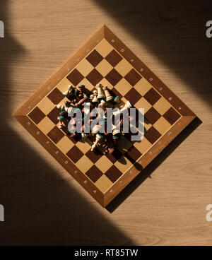 Pièces des échecs sur l'échiquier, vue d'en haut Banque D'Images