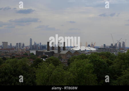 Vue sur la ville de Londres et le célèbre O2 Arena (dôme du millénaire) de Greenwich à Londres, Royaume-Uni. Banque D'Images