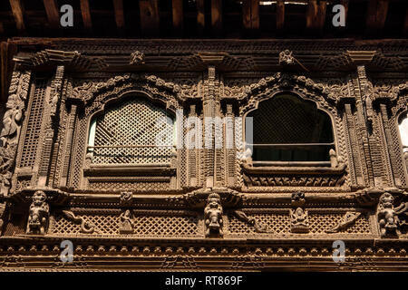 Le Népal, Vallée de Kathmandu, Bhaktapur, Tachupal Tole, magnifiquement sculpté fenêtre traditionnelle en bois Banque D'Images