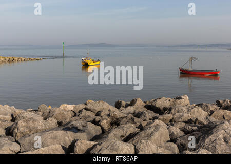 Les bateaux de pêche amarrés dans la baie de Morecambe près du rivage Banque D'Images