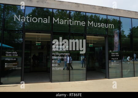 Réflexions de personnes dans le verre à l'entrée de l'aile au Ofer Sammy National Maritime Museum de Greenwich, Londres, Royaume-Uni. Banque D'Images